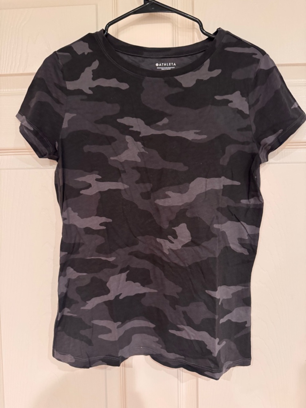 Athleta Black & Gray Camouflage Short Sleeve Tee